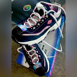 NWT Skechers D’Lites Wide Fit Sneakers